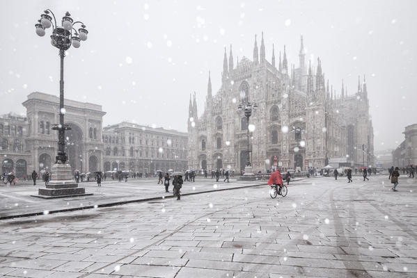 Milan's Duomo cathedral in winter during snowfall, Milan, Lombardy, Italy, Europe