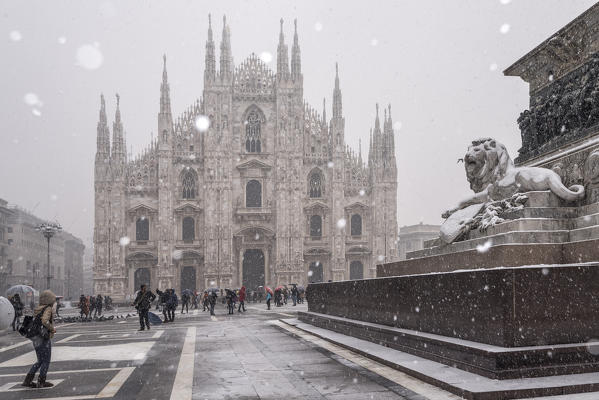 Milan's Duomo cathedral in winter during snowfall, Milan, Lombardy, Italy, Europe