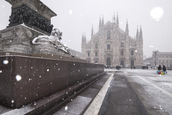 Milan's Duomo cathedral in winter during snowfall, Milan, Lombardy, Italy, Europe