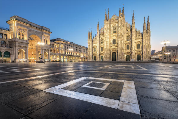 Dusk at the square of the gothic duomo, Milan, Lombardy, Italy, Europe