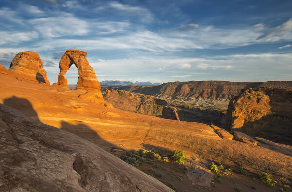 Delicate Arch at sunset, Arches National Park, Moab, Utah, North America, USA