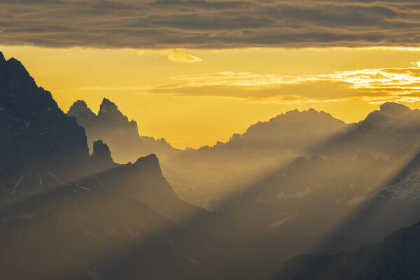 View of Tre Cime di Lavaredo from Passo Giau at sunrise, Belluno, San Vito di Cadore, Ampezzo Dolomites, Veneto, Italy, Western Europe