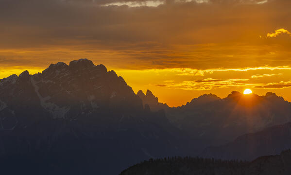 View from Passo Giau at sunrise, Belluno, San Vito di Cadore, Ampezzo Dolomites, Veneto, Italy, Western Europe