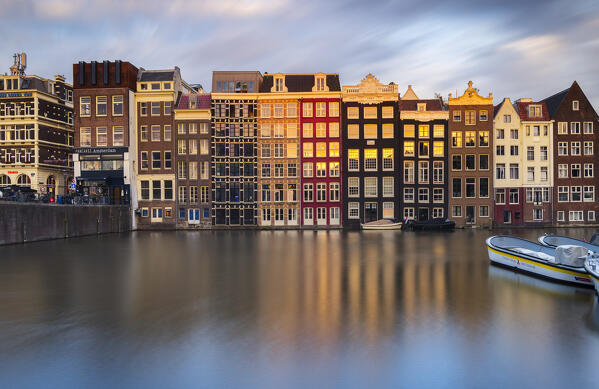 Houses of Amsterdam along Damrak during sunset, Amsterdam, Centrum, Nieuwe Zijde, Netherlands, North Holland, Western Europe