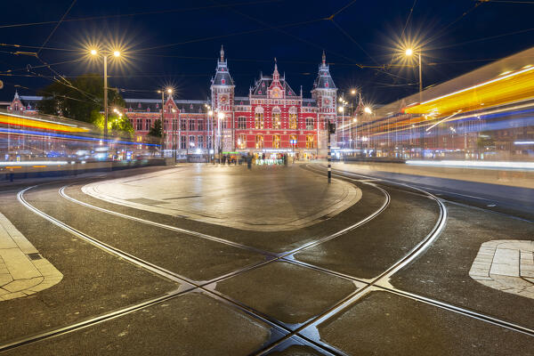 Illiminated Central train Station of Amsterdam at night, Centrum, Nieuwe Zijde, Netherlands, North Holland, Western Europe