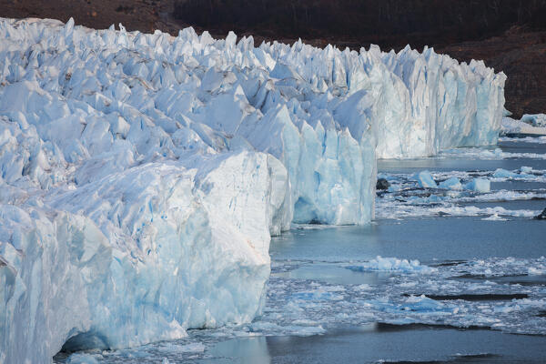 Glacier front of Perito Moreno viewed from a viewpoint, Parque Nacional Los Glaciares, El Calafate, Santa Cruz, chilean antarctica region, Patagonia Argentina, Argentina, South America