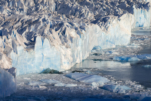 Details and glacier front of Perito Moreno viewed from a viewpoint, Parque Nacional Los Glaciares, El Calafate, Santa Cruz, chilean antarctica region, Patagonia Argentina, Argentina, South America