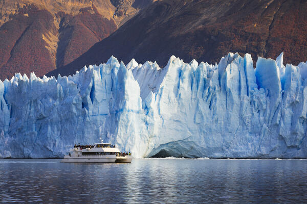 A boat in front of of Perito Moreno glacier, Parque Nacional Los Glaciares, El Calafate, Santa Cruz, chilean antarctica region, Patagonia Argentina, Argentina, South America