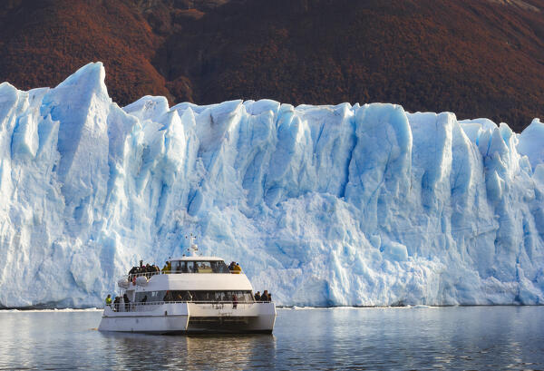 A boat in front of of Perito Moreno glacier,Parque Nacional Los Glaciares, El Calafate, Santa Cruz, chilean antarctica region, Patagonia Argentina, Argentina, South America