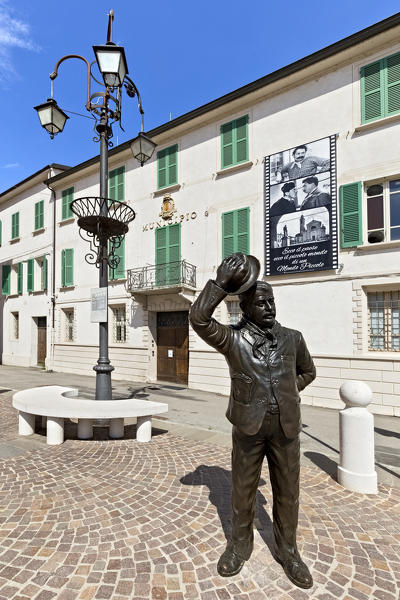 Brescello: the statue of Peppone and the town hall. The village is famous for the films of Don Camillo and Peppone inspired by the books of Giovannino Guareschi. Reggio Emilia province, Emilia Romagna, Italy, Europe.