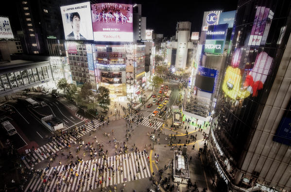 Shibuya crossing in tokyo, tokyo, japan
