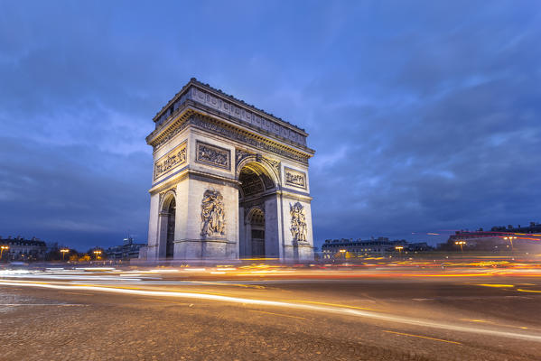 Place de L’Etoile, Arc de Triomphe by night and cars's lights (Champs-Elyisées, Paris, Ile-de-France, France, Europe)