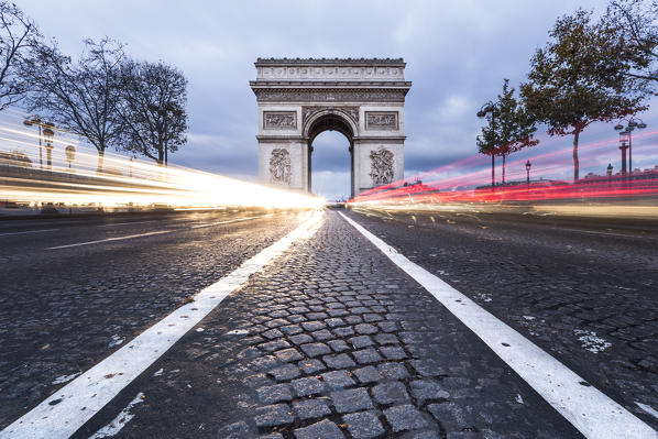 Arc de Triomphe, Champs Elyisées avenue and cars' lights (Champs-Elyisées, Paris, Ile-de-France, France, Europe)