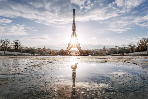 Tour Eiffel at sunrise reflected in pool, view from Trocadero terrace (Paris, Ile-de-France, France, Europe)