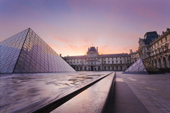 Louvre Museum and Pyramid at sunrise  (Paris, Ile-de-France, France, Europe)