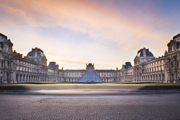 Louvre Museum and Pyramid at sunrise  (Paris, Ile-de-France, France, Europe)