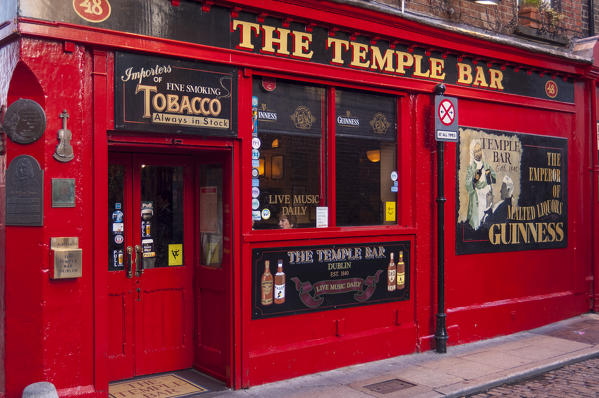 The Temple Bar pub, Temple Bar, Dublin, Ireland.