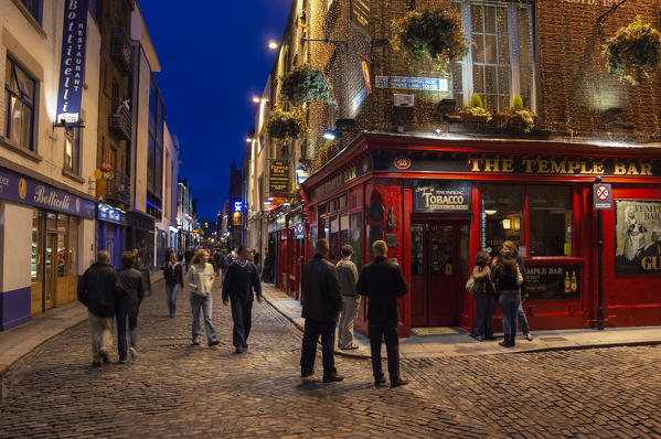 The Temple Bar pub, Temple Bar, Dublin, Ireland.