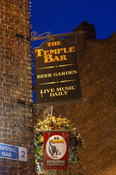 The Temple Bar pub, Temple Bar, Dublin, Ireland.