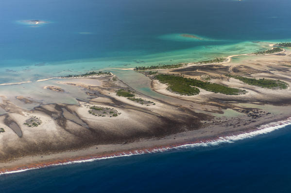 Aerial view of motu islands, Tikehau, Tuamotu Archipelago, French Polynesia.