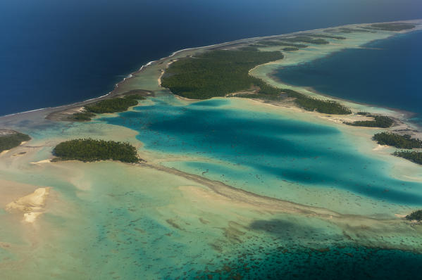 Aerial view of motu islands, Rangiroa, Tuamotu Archipelago, French Polynesia.