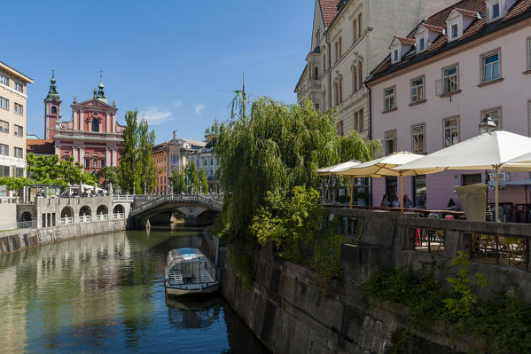 Franciscan Church of the Annunciation and Triple Bridge over the Ljubljanica River, Ljubljana, Slovenia.