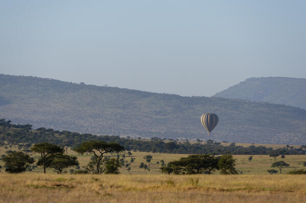Hot air baloon, Seronera, Serengeti National Park, Tanzania.