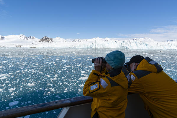 Ocean Adventurer cruise ship, Lilliehook Glacier, Spitsbergen, Svalbard Islands, Norway.