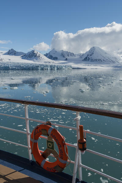 Ocean Adventurer cruise ship, Lilliehook Glacier, Spitsbergen, Svalbard Islands, Norway.