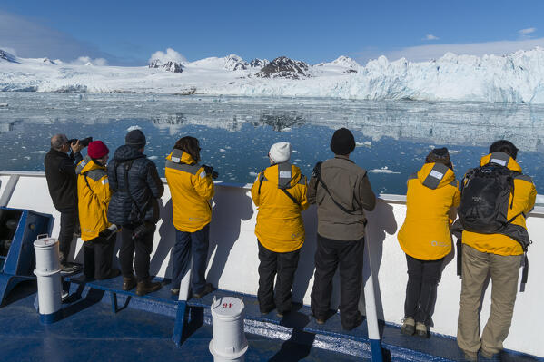 Ocean Adventurer cruise ship, Lilliehook Glacier, Spitsbergen, Svalbard Islands, Norway.