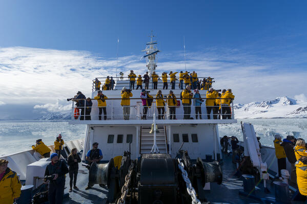 Ocean Adventurer cruise ship, Lilliehook Glacier, Spitsbergen, Svalbard Islands, Norway.