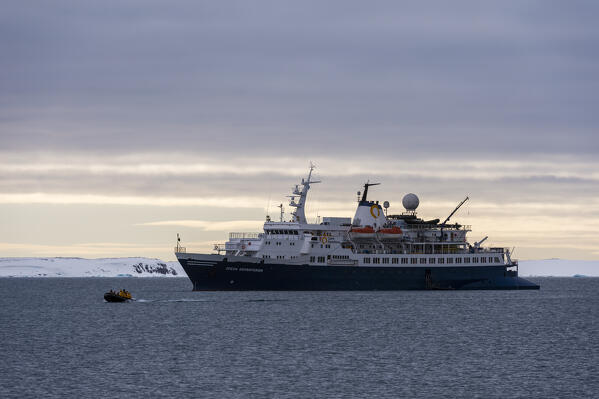 Ocean Adventurer cruise shipin Hinlopen Strait, Svalbard, Norway.