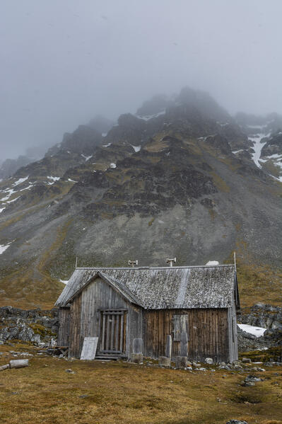 Old abandoned cabin, Varsolbukta, Bellsund bay, Van Mijenfjorden, Spitsbergen, Svalbard Islands.