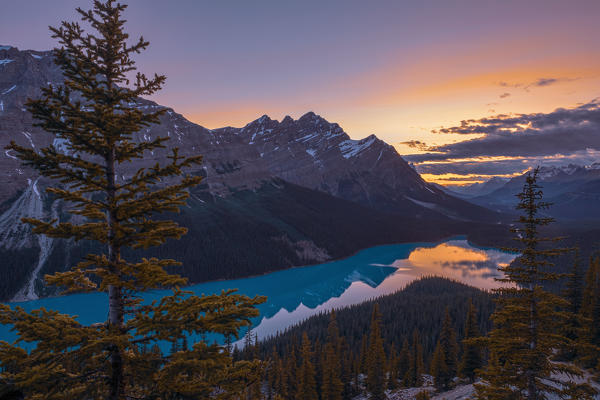 Canada, Alberta, Icefields Parkway, Banff National Park, Peyto Lake: a stunning sunset reflecting on the lake