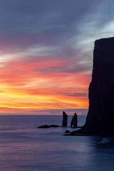 Europe, Denmark, Faroe Islands, Eysturoy, Risin Og Kellingin: midnight sun over Risin Og Kellingin