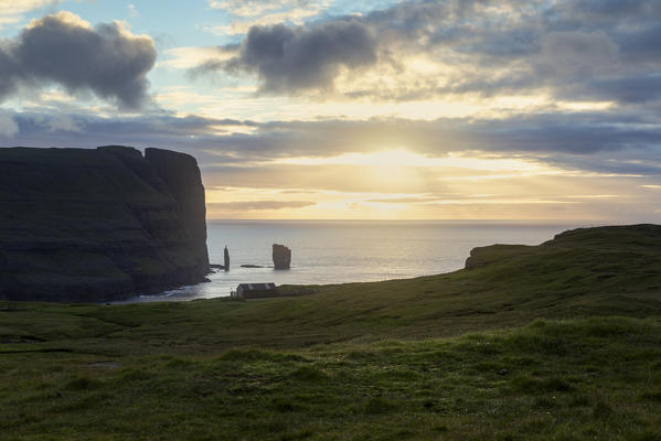 Europe, Denmark, Faroe Islands, Eystoroy, Risin Og Kellingin: epic sunset over Risin Og Kellingin viewpoint
