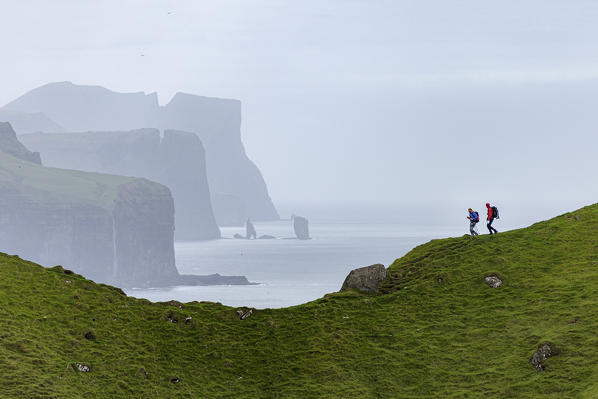 Europe, Denmark, Faroe Islands, Kalsoy, Trollanes: hiking on the edge of the world