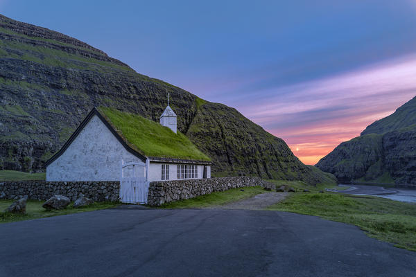 Europe, Denmark, Faroe Islands, Streymoy, Saksun: the sun sets over the fjord