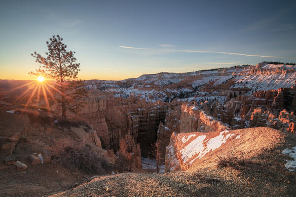 USA, Utah, Bryce Canyon National Park: sunrise over the pillars