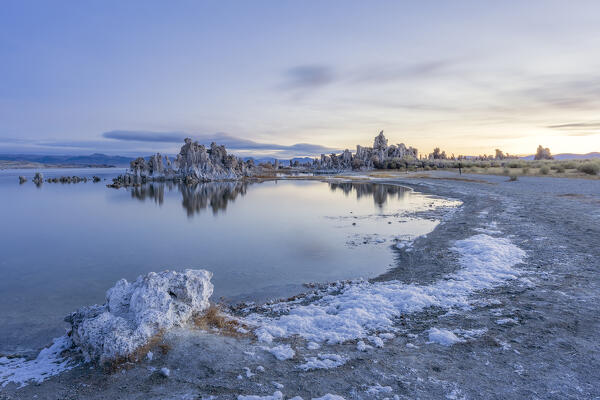 USA, California: first lights of a winter morning on the shores of Mono Lake