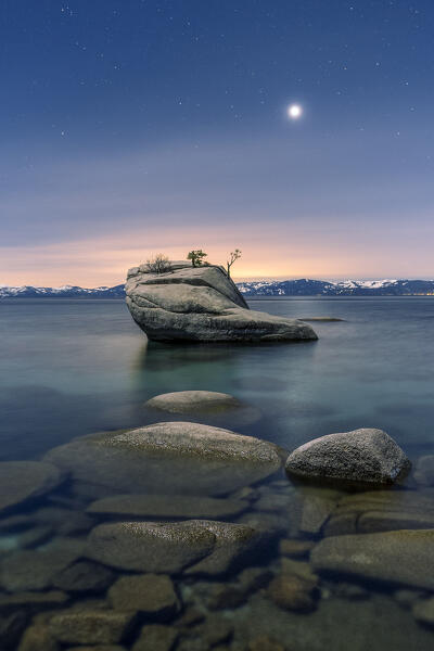 USA, Nevada, Lake Tahoe: moon rising over Bonsai Rock
