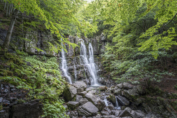 Europe, Italy, Emilia Romagna: one of the Dardagna Falls from the path in the woods