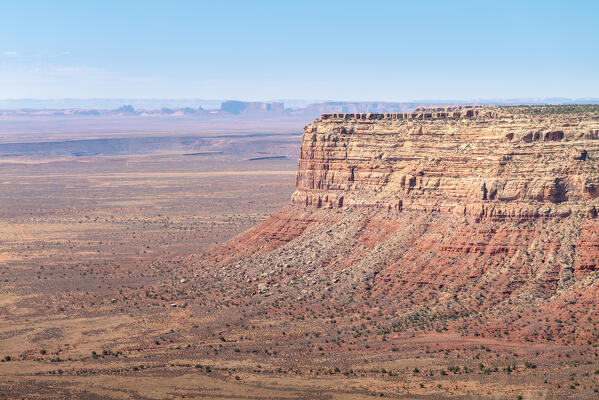 From the top of the Moki Dugway a view of Muley Point, with The Goosenecks State Park and the Monument Valley on the background; Arizona and Utah, United States of America