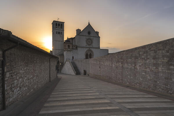 Piazza inferiore di San Francesco, Basilica of St. Francis of Assisi (Basilica di San Francesco d'Assisi) Assisi, Umbria, Italy, Europe