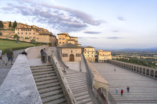 Piazza inferiore di San Francesco, Assisi, Umbria, Italy, Europe