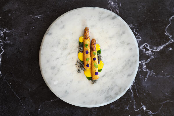 Asparagus in a crust of panko, saffron, nettle and sesame