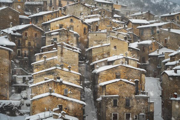 Old houses of the mountain village of Scanno under snowfall, Abruzzo national park, L’aquila province, Abruzzo, Italy