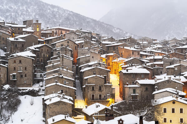 Snowfall on the first light of the mountain village of Scanno, Abruzzo national park, L’aquila province, Abruzzo, Italy