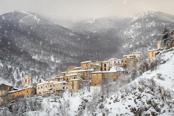 Snowfall on the old village of Villalago, Abruzzo national park, L’aquila province, Abruzzo, Italy