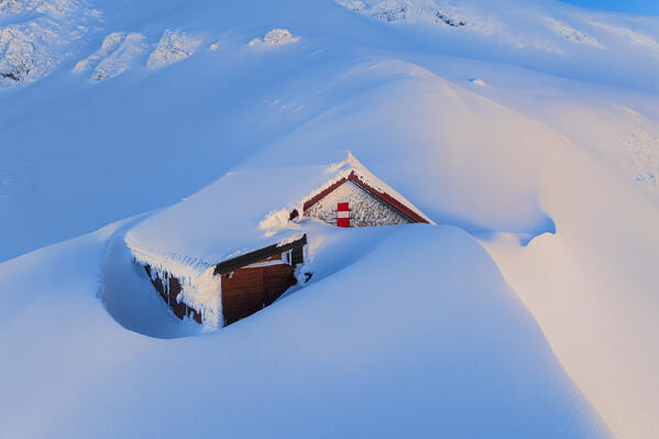 Snow-covered mountain hut at dawn, Carlo Franchetti hut, Gran Sasso e Monti della Laga national park, Pietracamela, Teramo, Abruzzo, Apennines, Italy